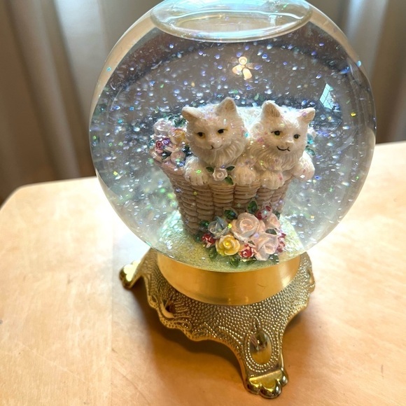 Vintage Eleco Snow Globe Fluffy White Cats in Basket, Made in Taiwan, Like New - Picture 17 of 17